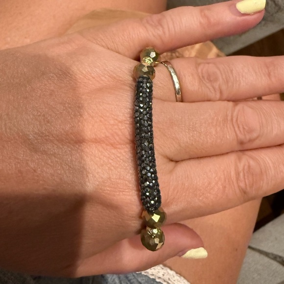 Chic Gold and Black Beaded Bracelet - Picture 2 of 5